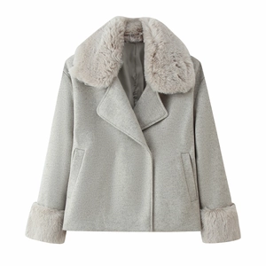 Détail d'un manteau court gris avec col et poignets en fausse fourrure luxueuse