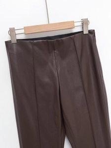Détail du pantalon en similicuir marron chocolat à taille haute avec coutures verticales