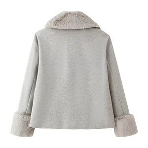 Manteau court gris clair en laine avec col en fausse fourrure et poignets assortis