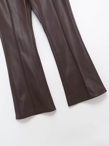 Détail du pantalon évasé en similicuir marron foncé avec couture centrale élégante