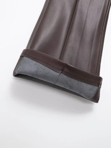 Détail du pantalon en cuir PU marron foncé avec doublure polaire grise et couture précise