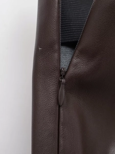 Vue détaillée de la fermeture éclair invisible et de la taille élastique du pantalon en cuir PU