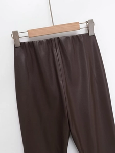 Détail du pantalon en similicuir marron foncé avec taille élastique et couture centrale