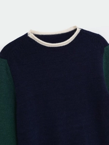 Détail du col rond avec bordure contrastée blanche et texture fine du tricot de coton