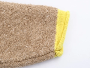Vue détaillée du tissu sherpa marron café avec des finitions en tricot côtelé jaune vif