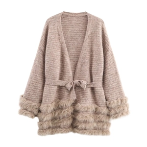 Detailaufnahme der hellbeigen Strickjacke mit gestuften Pelzbesatz und strukturierter Webart
