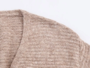 Detailansicht der beigen Rippstrick-Strickjacke mit weicher flauschiger Wollstruktur