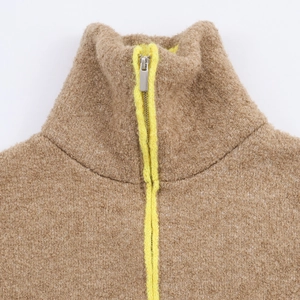 Veste polaire marron pour femme avec col montant et bordures contrastées jaune néon
