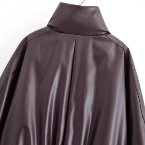 Piumino donna in finta pelle marrone scuro con collo alto e piega sul retro chic
