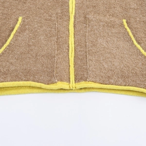 Veste en tricot camel pour femme avec bordures jaunes contrastées et col montant chic