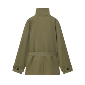 Détail de la vue arrière du trench court vert olive avec ceinture et manches raglan