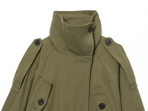 Détails du col montant et des épaulettes sur cette veste en coton vert militaire