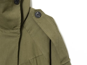 Détail de l'épaulette et du bouton sur le trench-coat en coton vert militaire pour femme