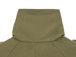 Gros plan du col montant vert olive et du tissu en toile à double couture sur le manteau