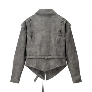 Détails du dos d'une veste en similicuir gris avec laçage et ceinture à la taille