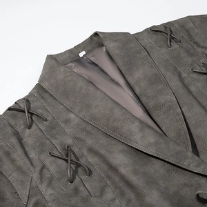Détail d'une veste en similicuir gris foncé avec laçage à œillets métalliques et texture