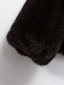 Gros plan sur la texture de fourrure synthétique marron chocolat aux fibres denses