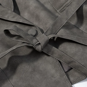 Détail du lien à la taille sur veste en similicuir gris foncé mat avec coutures fines