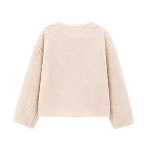 Détail du dos d'une veste en polaire sherpa crème montrant la texture douce et le col rond