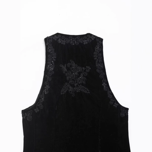 Gilet en velours noir pour femme avec broderies florales complexes et détails de perles