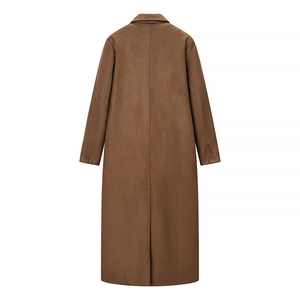 Vue arrière d'un trench-coat long en suédine avec col à revers et fente centrale