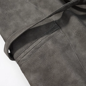 Détail de la veste en cuir PU gris anthracite montrant la texture mate et les coutures