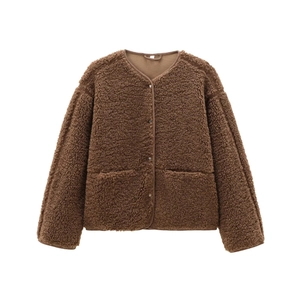 Détail de la veste en polaire peluche marron foncé avec étiquette de taille XS et boutons