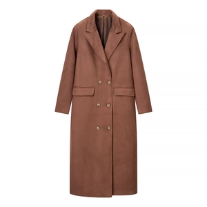 Détails du tissu du manteau croisé marron foncé avec ses boutons couleur ambre