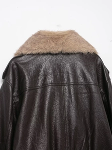 Detailansicht der Rückseite einer dunkelbraunen Kunstlederjacke mit Plüsch-Kunstfellkragen