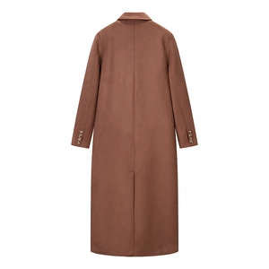 Vue détaillée de la fente arrière et des poignets boutonnés d'un long trench-coat marron