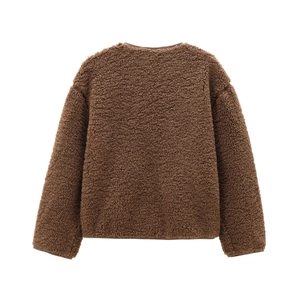 Vue détaillée du dos de la veste sherpa marron avec texture pelucheuse et polaire chaude