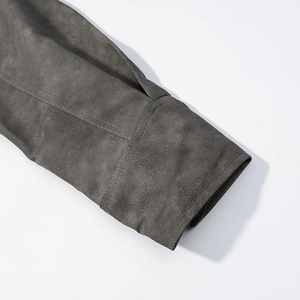Vue détaillée du poignet en daim synthétique gris foncé avec double surpiqûre renforcée