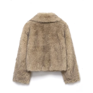 Vue arrière détaillée d'un manteau court en fausse fourrure de haute qualité en marron