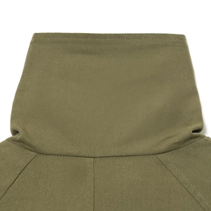 Gros plan du trench-coat en coton vert olive montrant le col haut et les surpiqûres