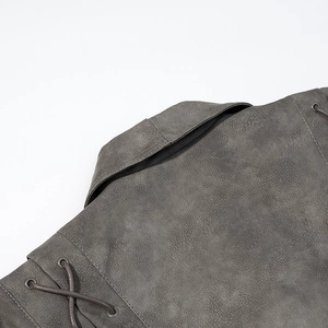 Détail de la veste en cuir PU gris foncé montrant le revers et le laçage à l'épaule