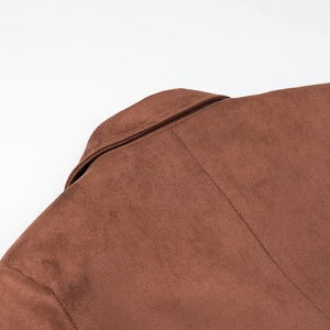 Détail du manteau en daim marron montrant la texture du col et la couture du dos