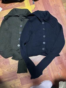 Nahaufnahme der Rippstrick-Cardigans mit Reverskragen und dunklen Knöpfen in Oliv und Navy