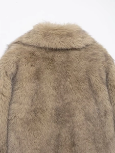 Détail de la texture en fausse fourrure épaisse et du col d'un manteau marron