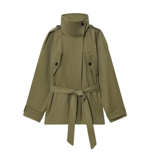 Veste trench courte vert olive en coton pour femme avec ceinture et détails militaires