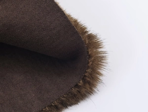 Vue macro détaillée du faux daim marron foncé et de la bordure en peluche sur le manteau