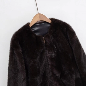 Veste en fausse fourrure marron foncé pour femme avec fermeture éclair et col rond chic