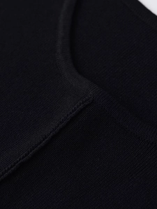 Detailaufnahme der feinen Strickstruktur und nahtlosen Verarbeitung am schwarzen Pullover