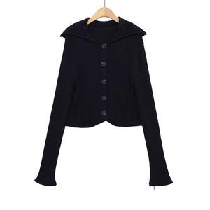 Nahaufnahme der gerippten Strickjacke mit Matrosenkragen und schwarzen Knöpfen