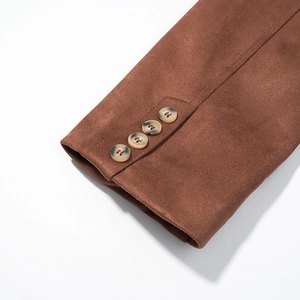 Détail du poignet d'un trench-coat en daim marron avec quatre boutons en résine marbrée