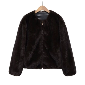 Veste en fausse fourrure marron foncé pour femme avec col rond et fermeture éclair sur blanc