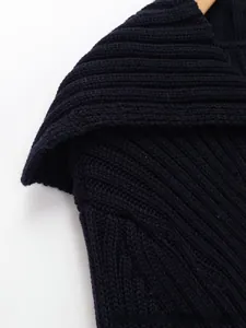 Detail des dunklen Rippstrick-Stoffs mit vertikaler Textur und hochwertiger Verarbeitung