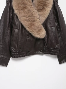 Makro-Detail der dunkelbraunen Kunstlederjacke mit abnehmbarem Plüsch-Kunstfellkragen