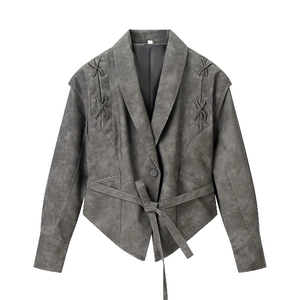Veste grise en similicuir pour femme avec détails lacés aux épaules et ceinture nouée