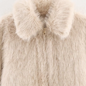 Elegante champagnerfarbene Kunstpelzjacke mit Reverskragen und goldenem Reißverschluss