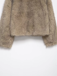 Gros plan détaillé sur la texture dense en fausse fourrure brune d'un manteau